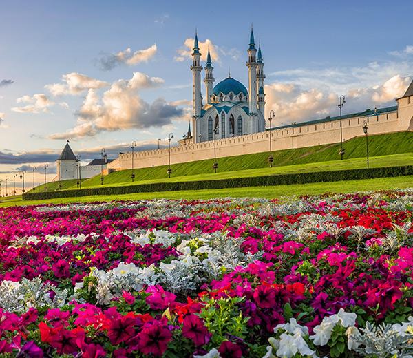 Der Kasaner Kreml auf ihrer Nordeuropa Kreuzfahrt ist ein Ausflugsziel. Im Vorgarten ist eine Blumenlandschaft zu sehen. 