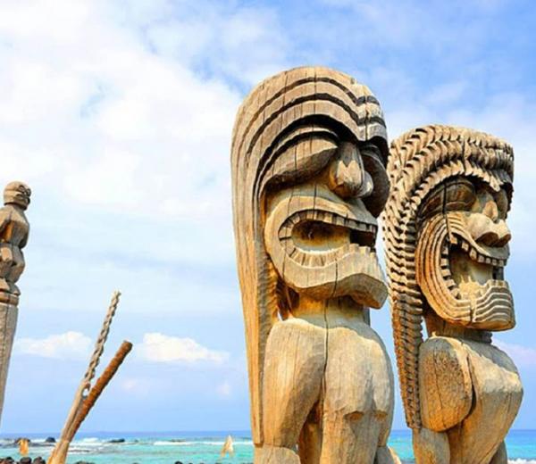 Der Kona Shore Strand mit seinen außergewöhnlichen Skulpturen ist einer der beliebtesten Auflugsziele in Hawaii & Tahiti. 